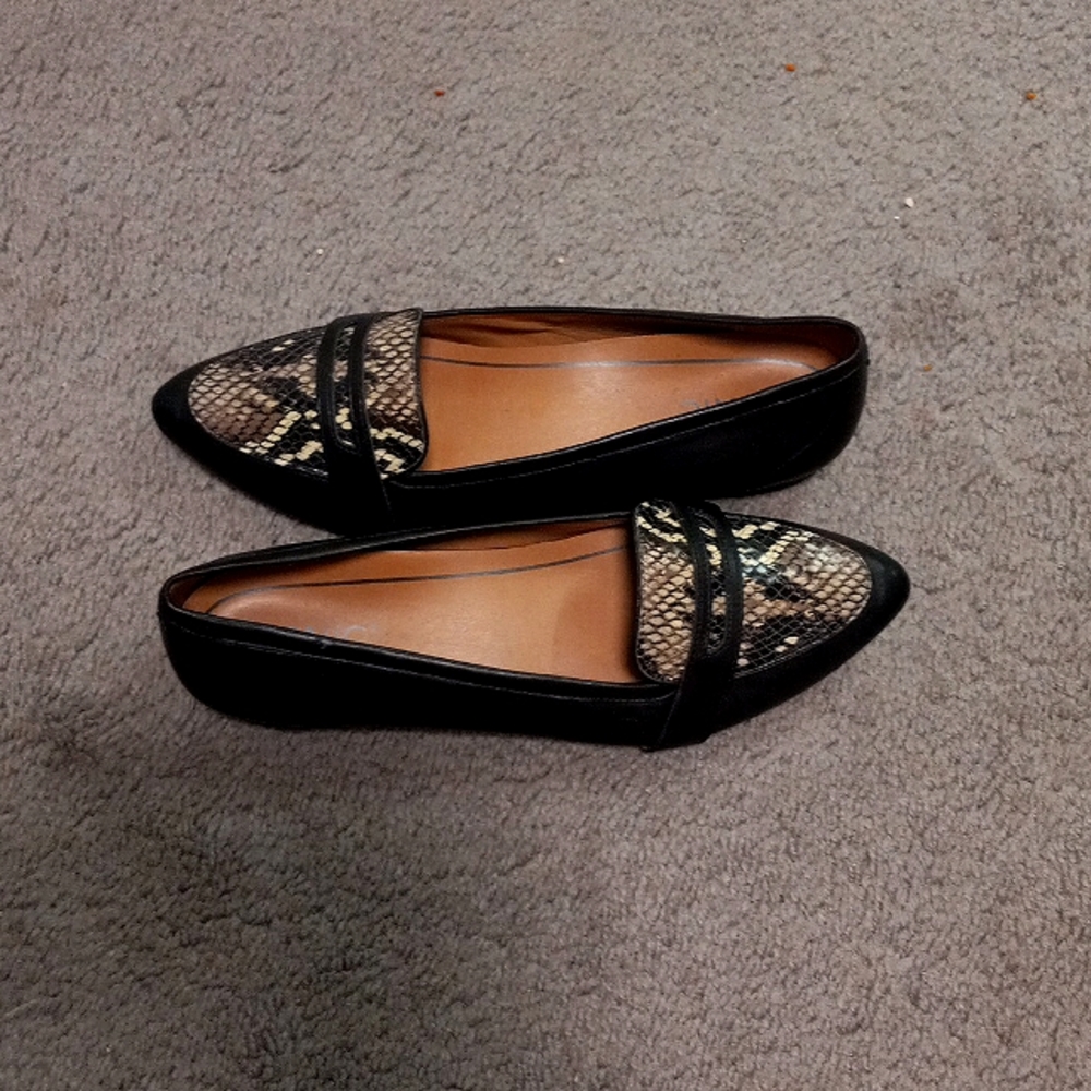 Womens size 8.5 vionic snake shoes